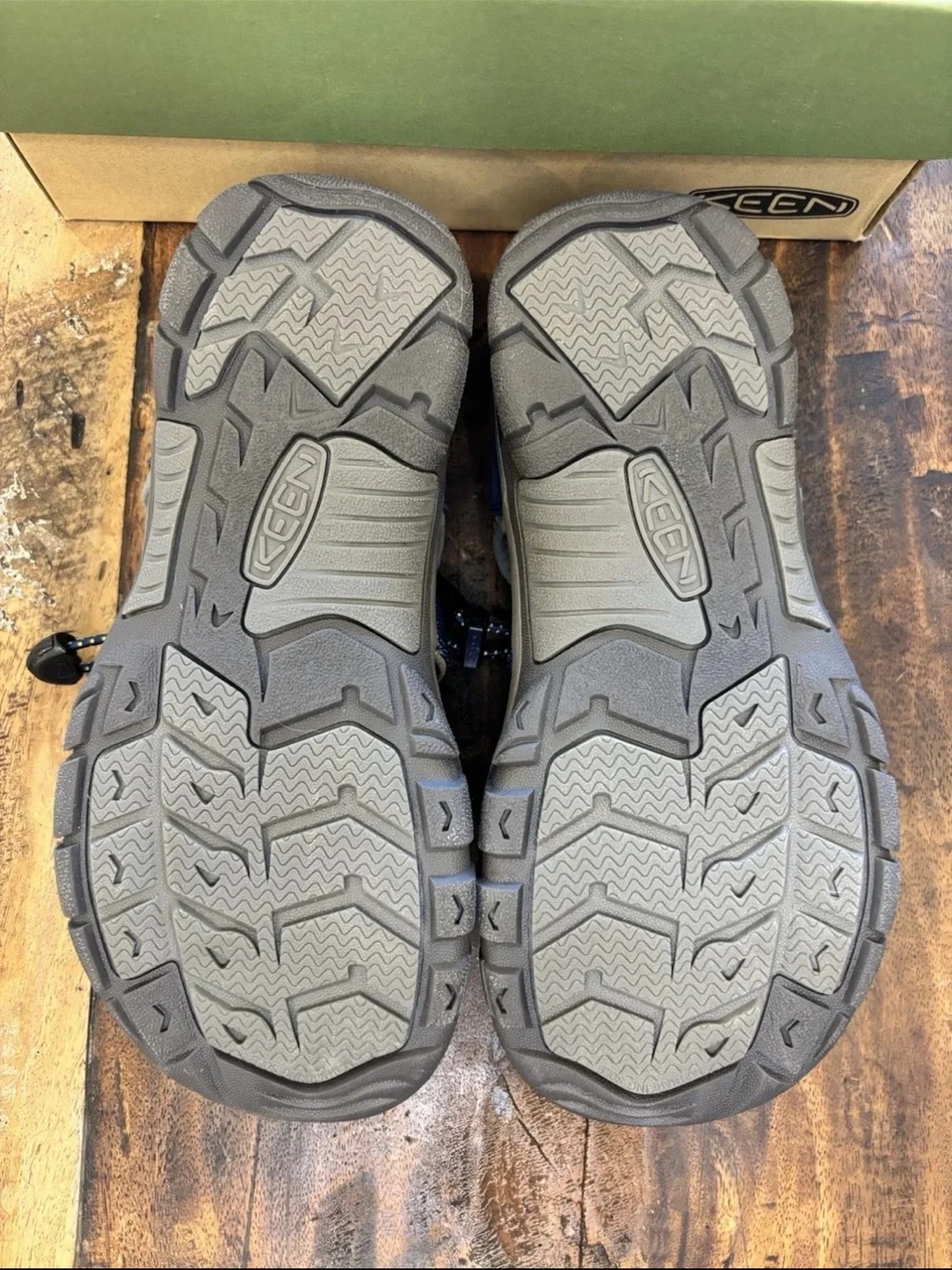Keen Newport H2 men/big boys size 7 Navy and Gray Closed-Toe Water Sandals